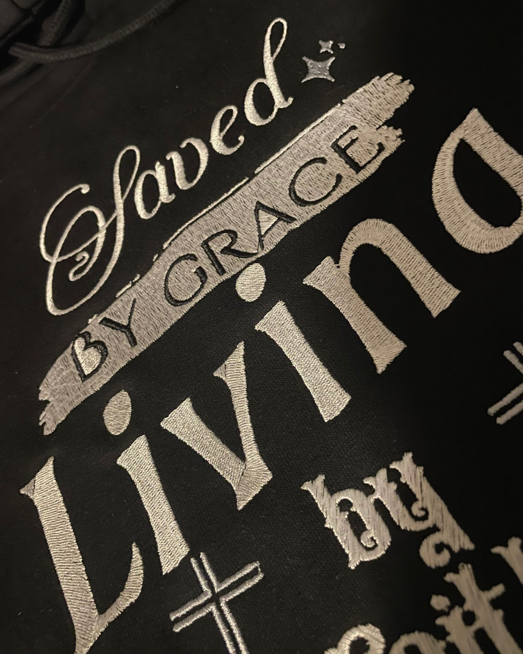 SAVED BY GRACE Hoodie – Zwart | Living by Faith Edition